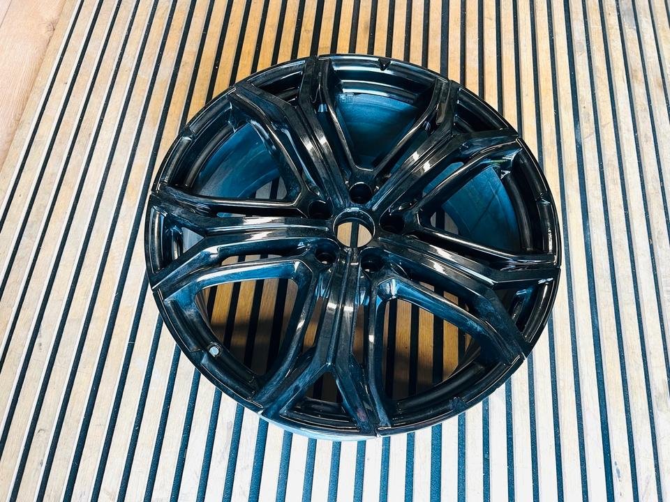 Maserati Levante rear alloy wheel