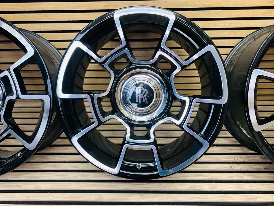 Rolls-Royce Black Badge carbon alloy wheel set - Image 5