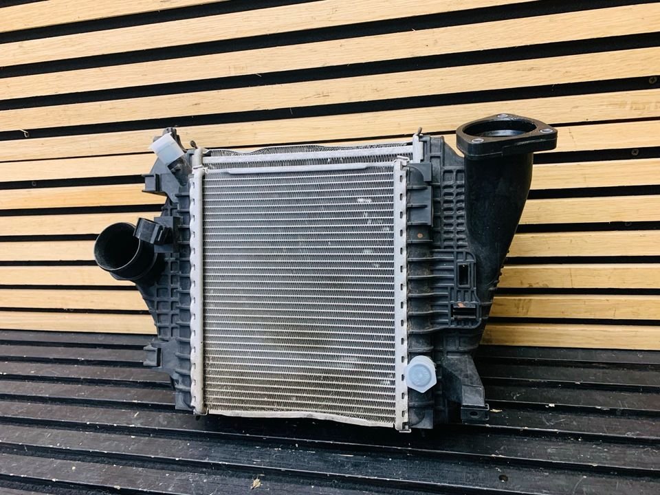 Lamborghini Urus Right Radiator - Image 3