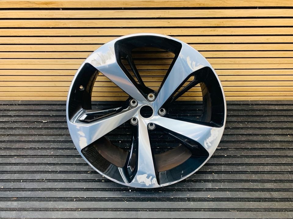 Bentley Bentayga 22-inch alloy wheel