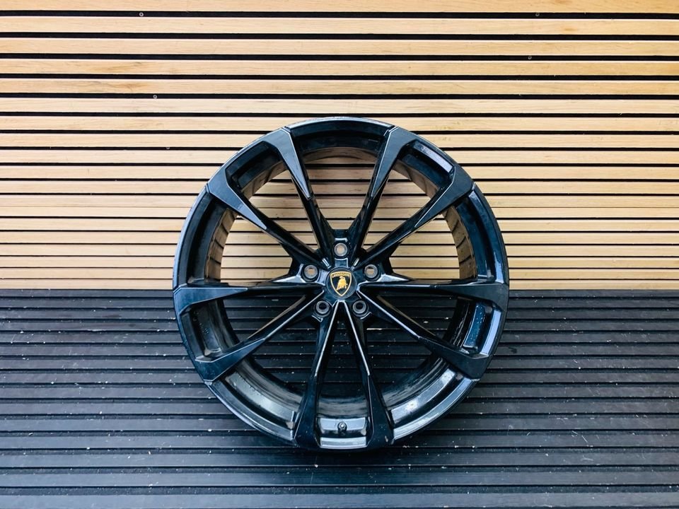 Lamborghini Urus 23-Inch Front Alloy Wheel - Image 3