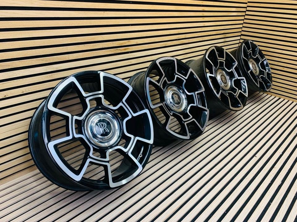 Rolls-Royce Black Badge carbon alloy wheel set