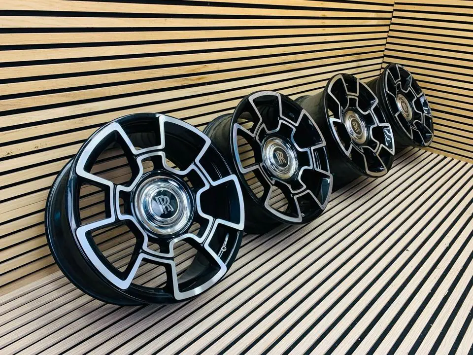 Rolls-Royce Black Badge carbon alloy wheel set