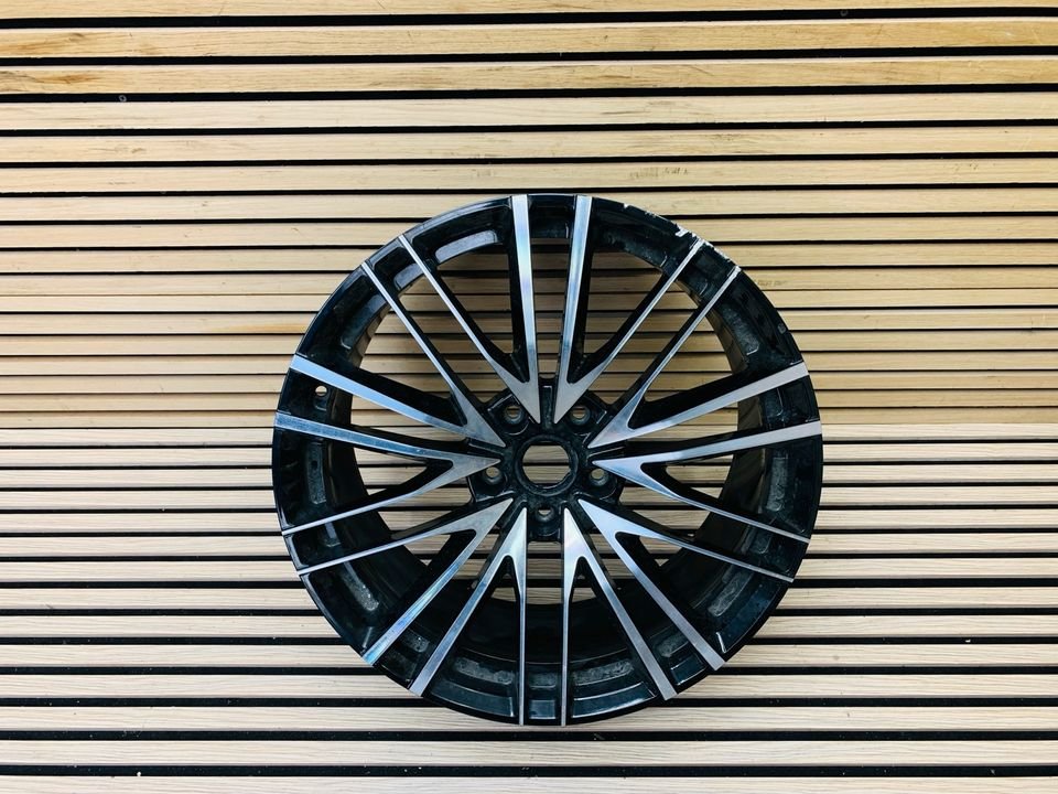 Aston Martin DBS Front Alloy Wheel - Image 2
