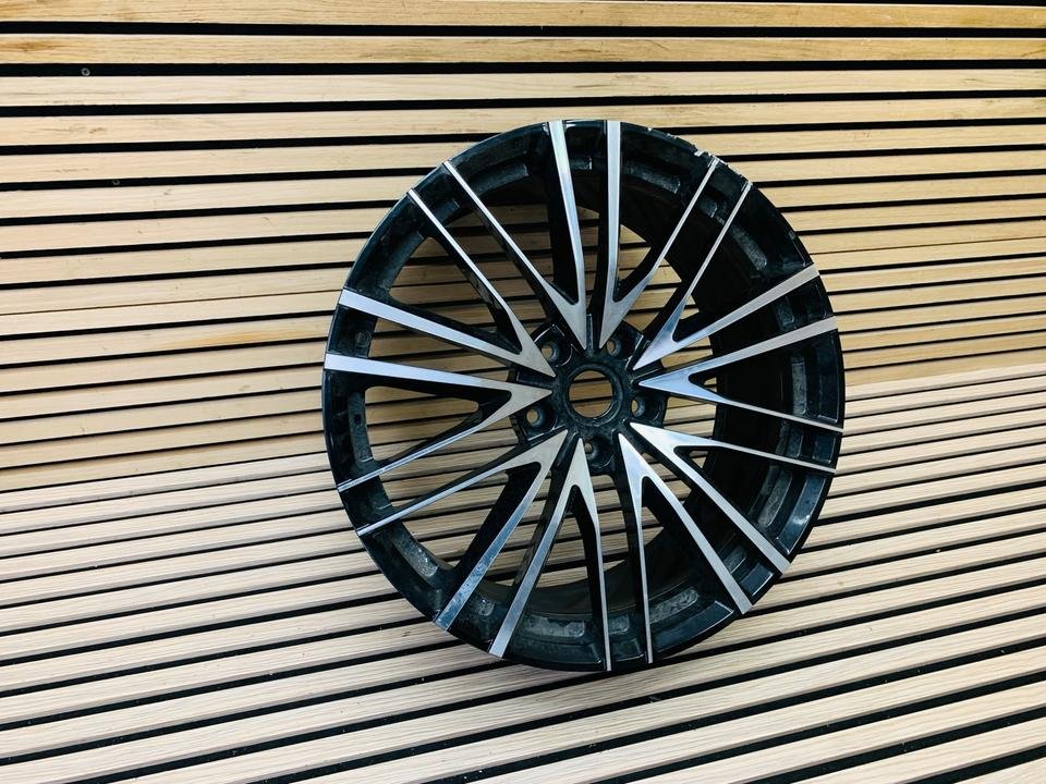 Aston Martin DBS Front Alloy Wheel - Image 6