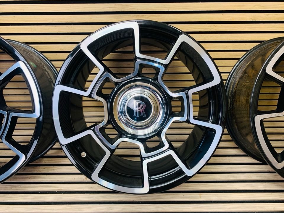 Rolls-Royce Black Badge carbon alloy wheel set - Image 4