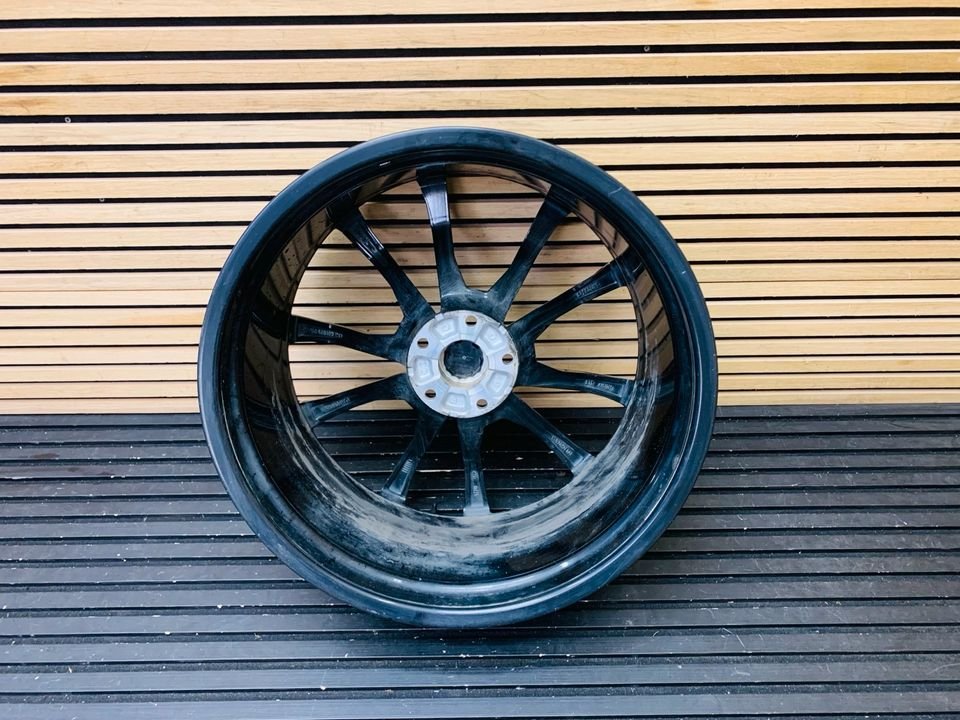 Lamborghini Urus 23-Inch Front Alloy Wheel - Image 4