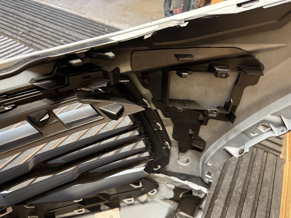 Lamborghini Urus Front Bumper - Image 2