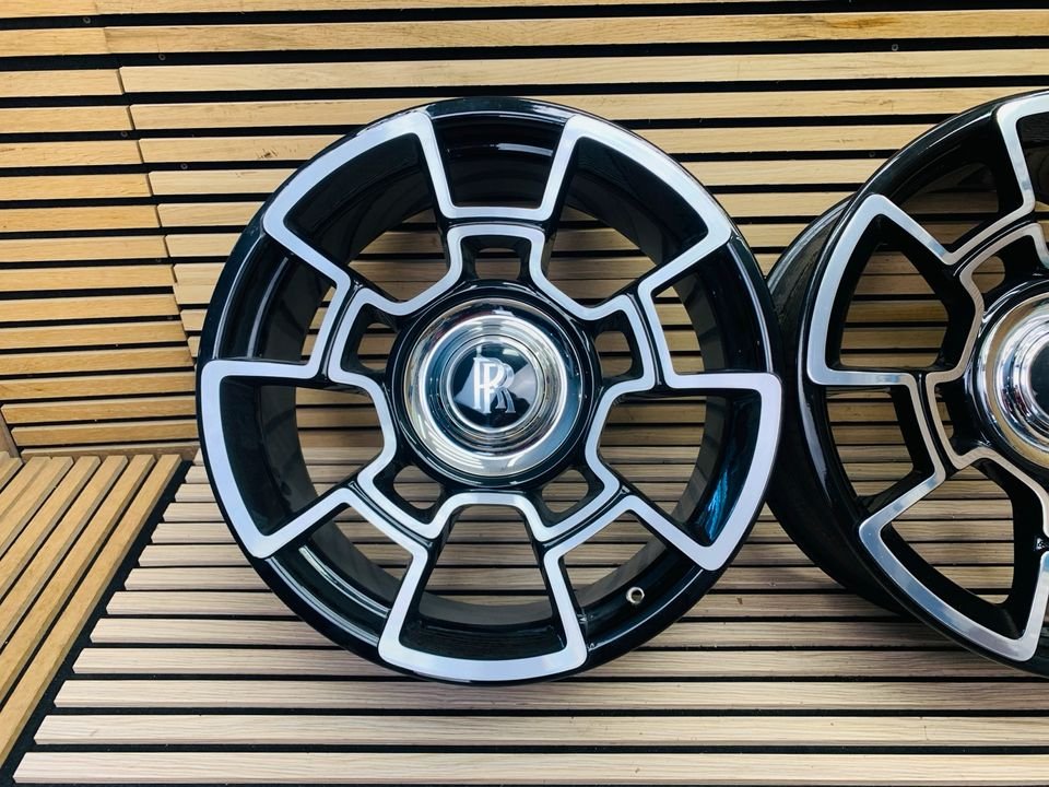 Rolls-Royce Black Badge carbon alloy wheel set - Image 3