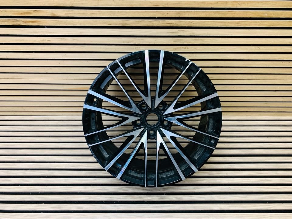 Aston Martin DBS Front Alloy Wheel - Image 4