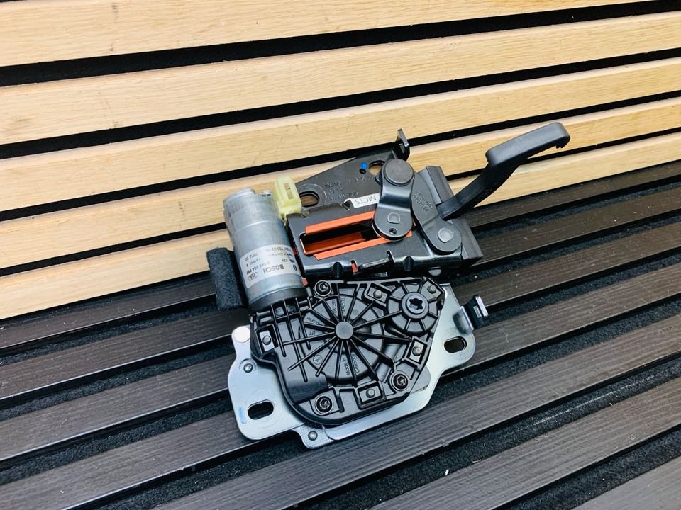 Porsche roof locking mechanism