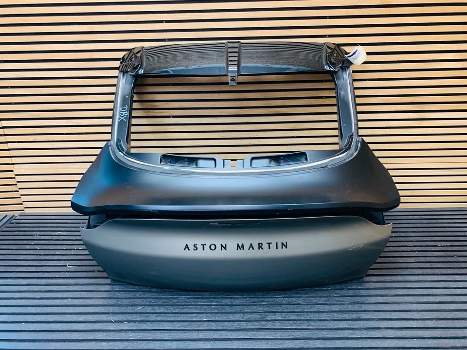 Aston Martin DBX Tailgate
