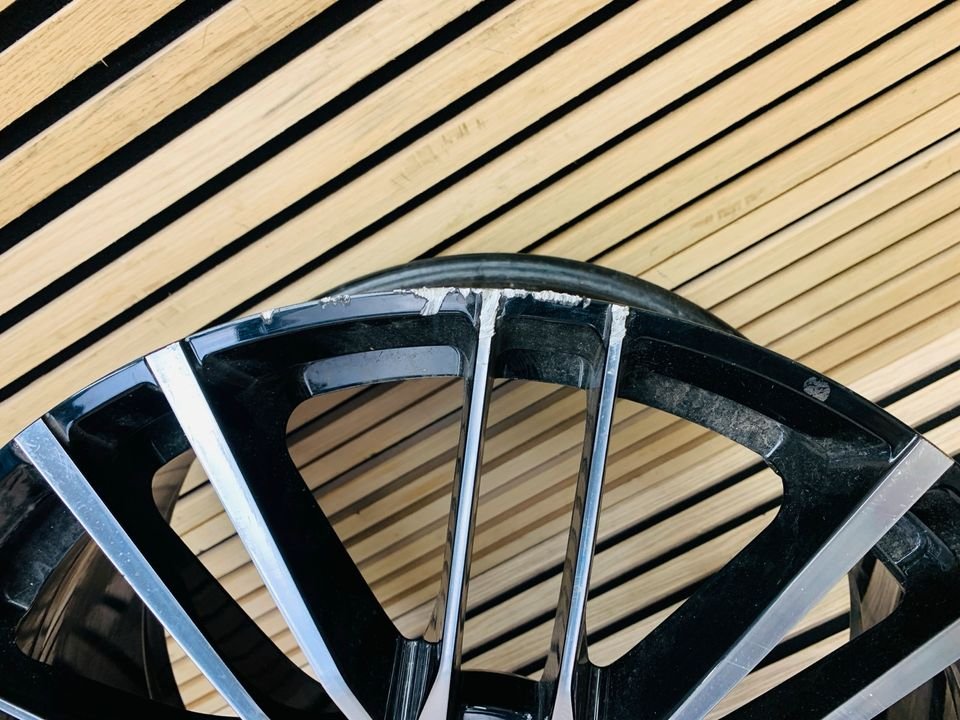 Aston Martin DBS Front Alloy Wheel - Image 5