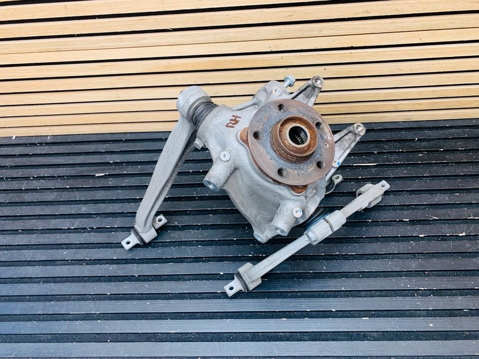 Lamborghini Huracan rear right wheel bearing housing - Image 3