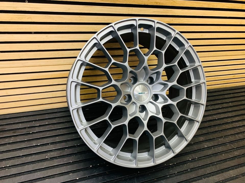 Aston Martin 21-inch front alloy wheel